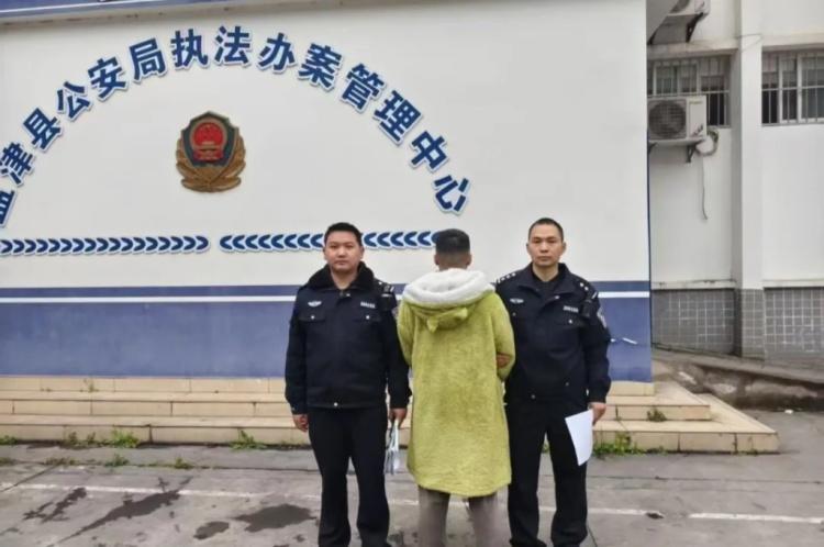 云南两男子手机招嫖被骗后报警：嫌疑人系男性伪装，已被刑拘